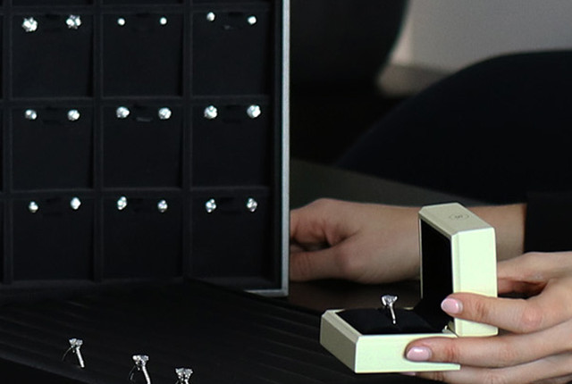 Diamant-Verlobungsringe aus Weißgold in schwarzen Etuis, präsentiert in einer Schmuckbox