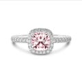 1.50 Karat Halo Solitärring mit rosa Diamant im Kissenschliff aus Weißgold mit runden Diamanten