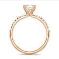 2.50 Karat Solitärring mit Prinzessdiamant aus Rotgold mit kleinen Diamanten