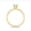 1.20 Karat Solitärring mit ovalem Diamant aus Gelbgold mit kleinen Diamanten