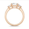 4.40 Karat Trilogie-Ring aus Rotgold mit Diamanten im Smaragdschliff
