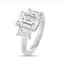 4.40 Karat Trilogie-Ring aus Platin mit Diamanten im Smaragdschliff