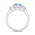 4.40 Karat Trilogie-Ring aus Weißgold mit blauem Diamant im Smaragdschliff und weißen Diamanten im Smaragdschliff