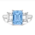 4.40 Karat Trilogie-Ring aus Weißgold mit blauem Diamant im Smaragdschliff und weißen Diamanten im Smaragdschliff