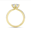 1.00 Karat Solitärring aus Gelbgold mit Prinzessdiamant und kleinen Diamanten