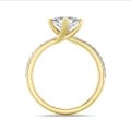 1.50 Karat Solitärring aus Gelbgold mit Prinzessdiamant und kleinen Diamanten