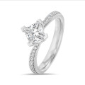 3.00 Karat Solitärring aus Platin mit Prinzessdiamant und kleinen runden Diamanten