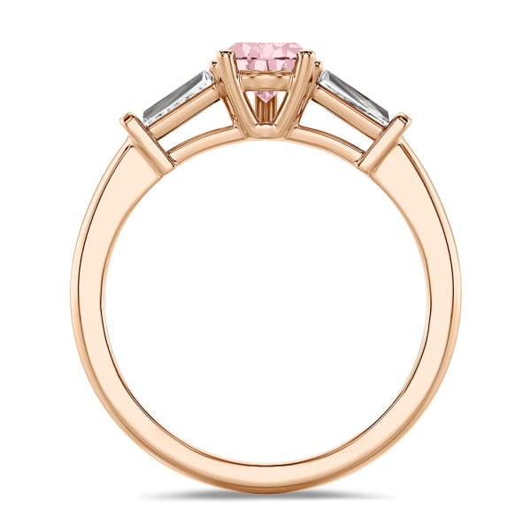 Ringe - 1.00 Karat Trilogie-Ring aus Rotgold mit rosa Tropfen-Diamant und konischen Baguettes
