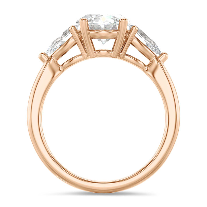 Trilogie-Ring mit einem ovalen Diamanten von 3.00 Karat und seitlichen tropfenförmigen Diamanten von je 0.35 Karat in Rotgold