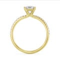 1.00 Karat Solitärring mit asscher geschliffenem Diamant aus Gelbgold und kleinen Diamanten