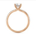 1.50 Karat Solitärring mit Diamant im Smaragdschliff und hidden halo aus Rotgold