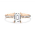 3.00 Karat Solitärring mit Diamant im Smaragdschliff und hidden halo aus Rotgold