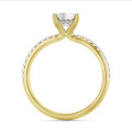 1.00 Karat Solitärring mit Diamant im Smaragdschliff und hidden halo aus Gelbgold