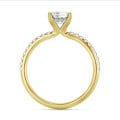 5.00 Karat Solitärring mit Diamant im Smaragdschliff und hidden halo aus Gelbgold