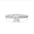 2.50 Karat Solitärring mit ovalem Diamant und hidden halo aus Weißgold