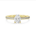 1.00 Karat Solitärring mit ovalem Diamant und hidden halo aus Gelbgold