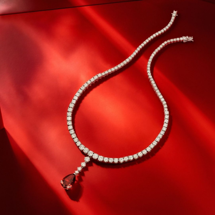 One of a kind 34.90 Karat sich verjüngende Labordiamant Halskette aus Weißgold mit tropfenförmigem Fancy Vivid roten Labordiamant