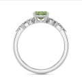 1.00 Karat Solitär-Cluster-Ring aus Weißgold mit Fancy Vivid Green ovalem Diamanten