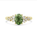 1.00 Karat Solitär-Cluster-Ring aus Gelbgold mit Fancy Vivid Green ovalem Diamanten