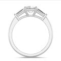 2.00 Karat Trilogie-Ring aus Weißgold mit laborgezüchtetem Diamant im Smaragdschliff und konischen laborgezüchteten Baguettes