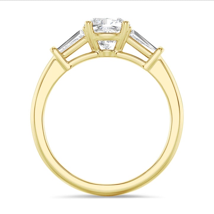 3.00 Karat Trilogie-Ring aus Gelbgold mit laborgezüchtetem Diamant im Kissenschliff und konischen laborgezüchteten Baguettes