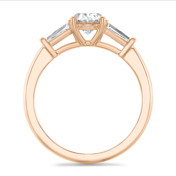 3.00 Karat Trilogie-Ring aus Rotgold mit ovalem Labordiamant und konischen labortgezuchteten Baguettes