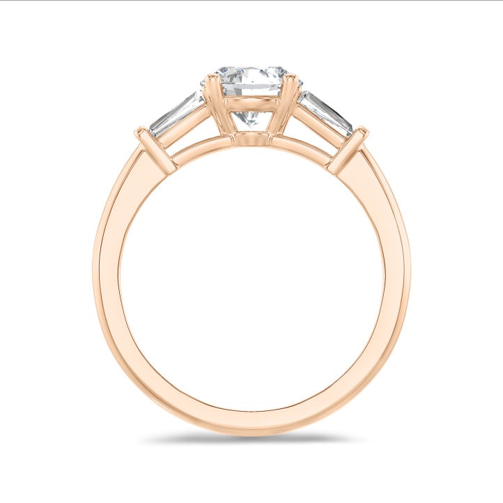 3.00 Karat Trilogie-Ring aus Rotgold mit rundem Labordiamant und im Labor gezüchtete Baguettes