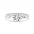 3.00 Karat Trilogie-Ring aus Platin mit rundem Labordiamant und im Labor gezüchtete Baguettes