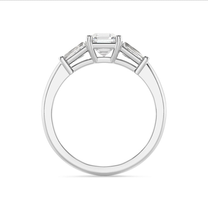 3.00 Karat Trilogie-Ring aus Weißgold mit asscher geschliffenem Labordiamant und konischen laborgezüchteten Baguettes