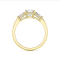 3.00 Karat Trilogie-Ring aus Gelbgold mit asscher geschliffenem Labordiamant und konischen laborgezüchteten Baguettes