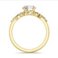 1.50 Karat Solitär-Cluster-Ring aus Gelbgold mit einem runden Diamanten