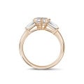 3.00 Karat Trilogie-Ring aus Rotgold mit laborgezüchtetem Marquise-Diamant und laborgezüchteten konischen Baguettes