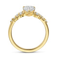 1.00 Kt Solitär-Cluster-Ring aus Gelbgold mit Diamant im Tropfenschliff