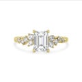 2.00 Kt Solitär-Cluster-Ring aus Rotgold mit Diamant im Smaragdschliff
