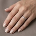 0.20 Karat geschwungener Memoire Ring (halb besetzt) aus Weißgold mit runden Labordiamanten