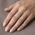 0.20 Karat geschwungener Memoire Ring (halb besetzt) aus Gelbgold mit runden Labordiamanten