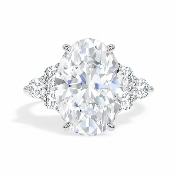 Maßgefertigter Schmuck - Maßgefertigter Ring mit einem ovalen Diamanten und runden Cluster-Seitensteinen