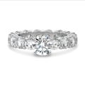1.50 carat solitaire ring in white gold with round diamonds