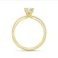 1.00 carat solitaire ring with pear diamond in yellow gold with side diamonds