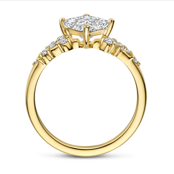 1.00 carat solitaire cluster ring in yellow gold with a princess cut diamond