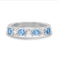 Alianza de media banda con 0.70 Qt diamantes redondos azules y blancos en oro blanco