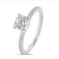 2.50 quilates anillo solitario diamante cojín en oro blanco con diamantes en los lados