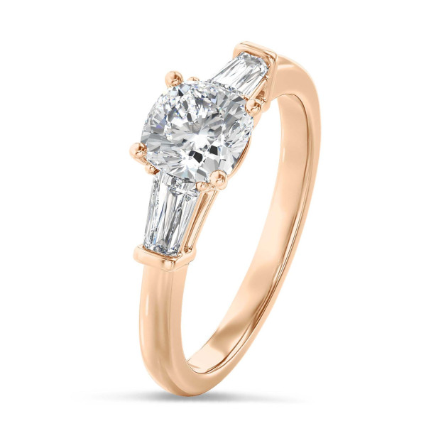 1.00 quilates anillo trilogía en oro rojo con un diamante cojín cultivado en laboratorio y baguettes cónicos cultivados en laboratorio