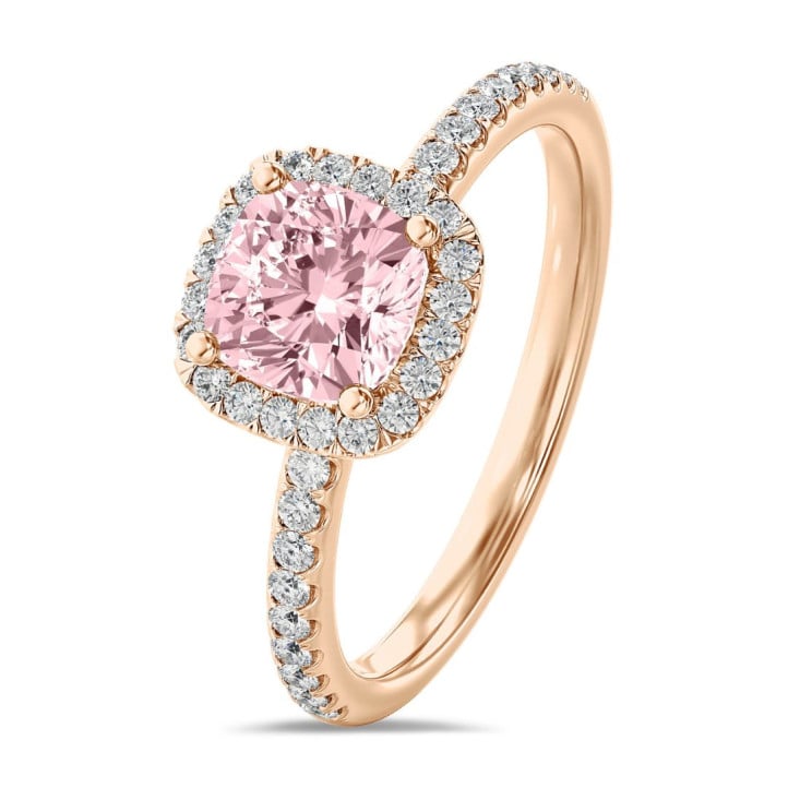 1.00 quilates halo anillo solitario diamante cojín rosa cultivado en laboratorio en oro rojo con diamantes redondos cultivados en laboratorio