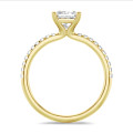 1.00 quilates anillo solitario diamante princesa en oro amarillo con diamantes laterales