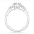 1.00 quilates anillo trilogía en oro blanco con un diamante princesa cultivado en laboratorio y baguettes cónicos cultivados en laboratorio