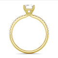 1.00 quilates anillo solitario diamante talla esmeralda en oro amarillo con diamantes en los lados