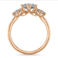 1.60 quilates anillo trilogía en oro rojo con diamantes redondos