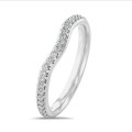 0.45 quilates alianza curva (banda completa) en oro blanco con diamantes cultivados en laboratorio