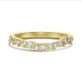 0.12 quilates alianza en racimo en oro amarillo con diamantes redondos